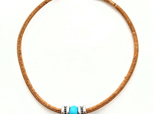 Sportliches Korkcollier mit einem türkisfarbenen Stein, 2 silberfarbenen Beads und hübsch verziertem, silbberfarbenen Karabinerverschluss