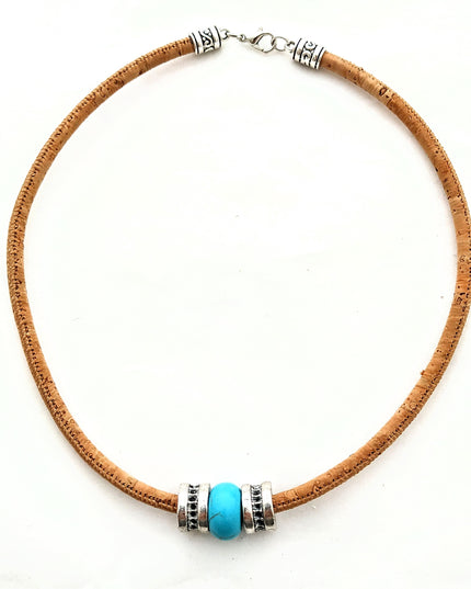 Sportliches Korkcollier mit einem türkisfarbenen Stein, 2 silberfarbenen Beads und hübsch verziertem, silbberfarbenen Karabinerverschluss