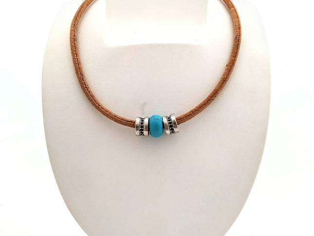 Sportliches Collier aus naturfarbenen Kork mit einem Presstürkis auf einer weißen Büste