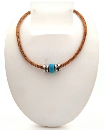 Sportliches Collier aus naturfarbenen Kork mit einem Presstürkis auf einer weißen Büste