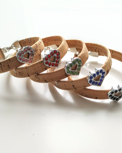 5 Armbänder aus Kork mit Herzen und Glitzersteinchen in rosa, rot, grün, blau, schwarz