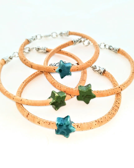 4 zarte Armbänder aus 3mm naturfarbener Korkkordel mit einem Sternchen aus blauer bzw. grüner Keramik und hübsch verzierten Karabiner Schließen