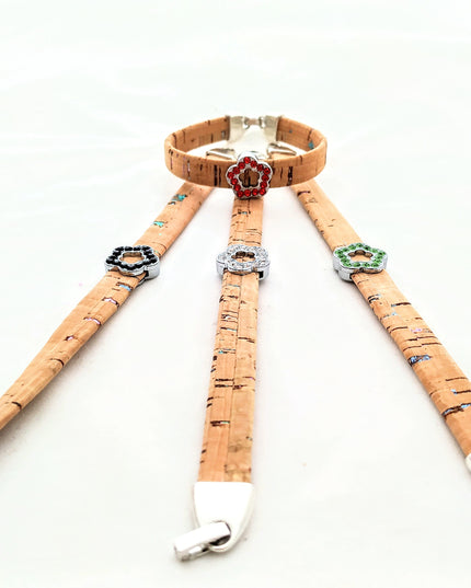 4 Armbänder aus weichem Kork mit schimmernden Einschlüssen und zierlichen Blumen aus Edelstahl
