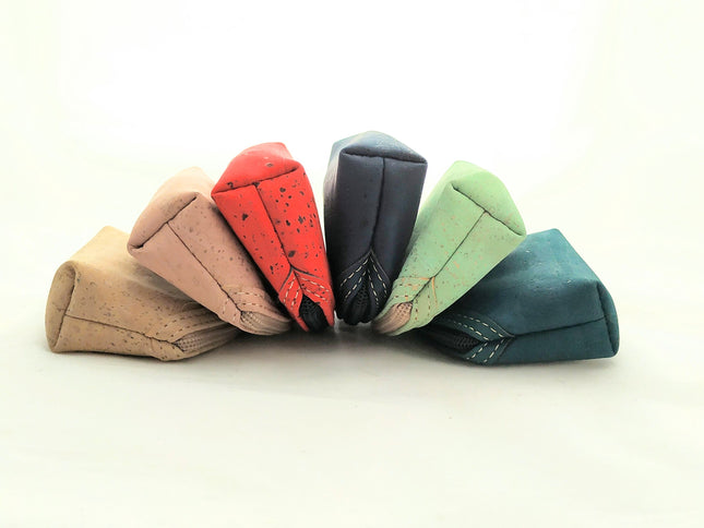 Fächer aus 6 verschiednen Kosmetiktäschchen aus Kork, beige, rosa, rot, dunkelblau, lindgrün, petrol