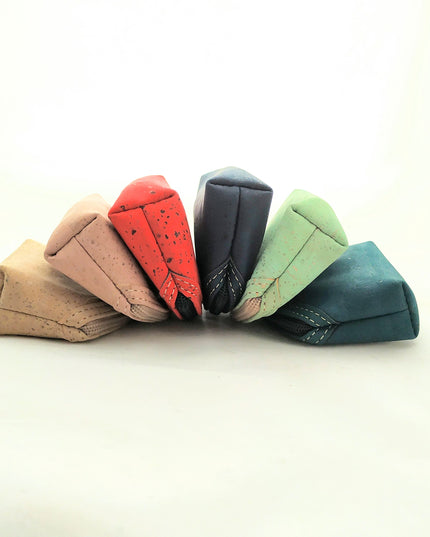 Fächer aus 6 verschiednen Kosmetiktäschchen aus Kork, beige, rosa, rot, dunkelblau, lindgrün, petrol