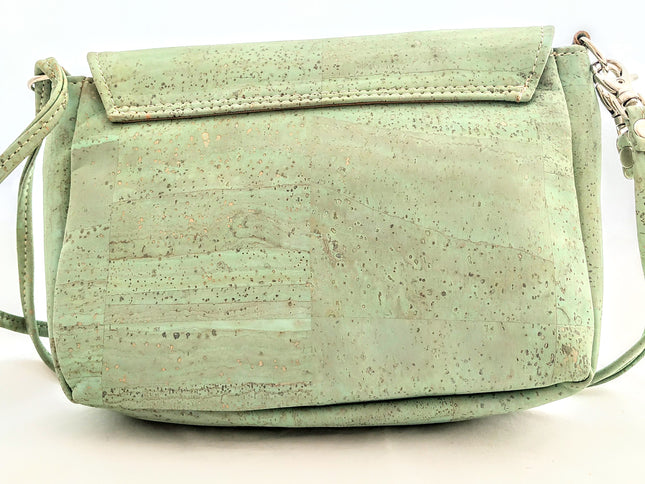 Rückseite der Tasche aus Kork, lindgrün, knautschig weich und leicht