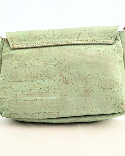 Rückseite der Tasche aus Kork, lindgrün, knautschig weich und leicht