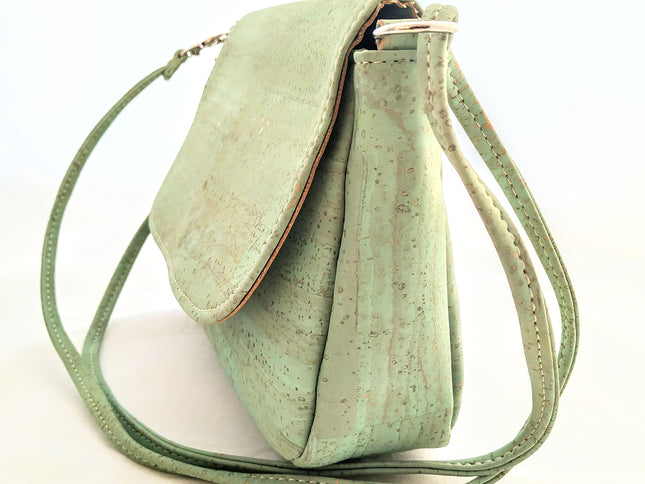 Seitenansicht lindgrüne Korktasche mit abnehmbarem Träger