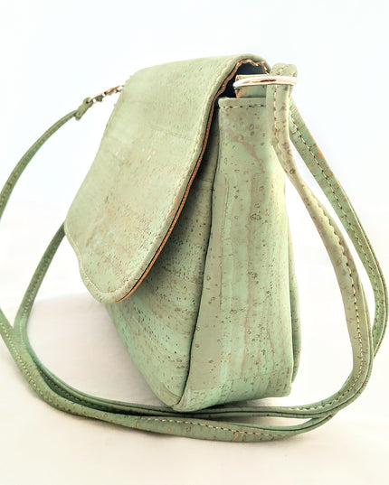Seitenansicht lindgrüne Korktasche mit abnehmbarem Träger