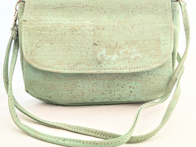 Schultertasche aus Kork, lindgrün, weich, leicht, mit langem Träger