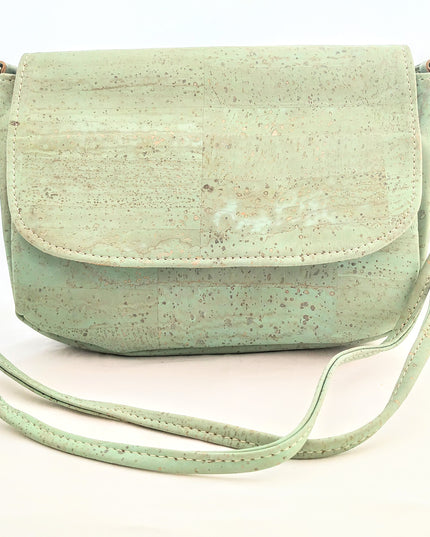 Schultertasche aus Kork, lindgrün, weich, leicht, mit langem Träger