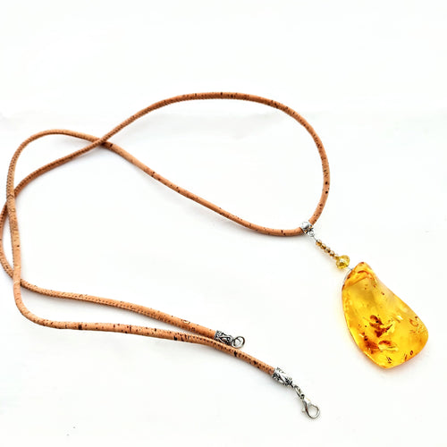 ca. 80 cm lange Kordel aus Kork mit einem polygonalen, honigfarbenen, großen Anhänger aus echtem Bernstein mit sehr hübschen Lichtreflexen und einschlüssen, handmade by Tikiwe-Taschen aus Kork